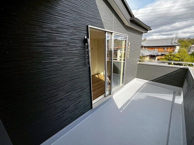 【南面バルコニー】開放感のあるワイドバルコニーです♪日当りがよく、洗濯物が良く乾きますね！