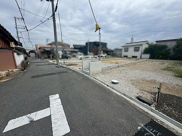 トイレ内に窓があり、明るく、臭いがこもりませんので、来客用トイレとして清潔に保てます♪温水洗浄便座で快適にお使いいただけます!