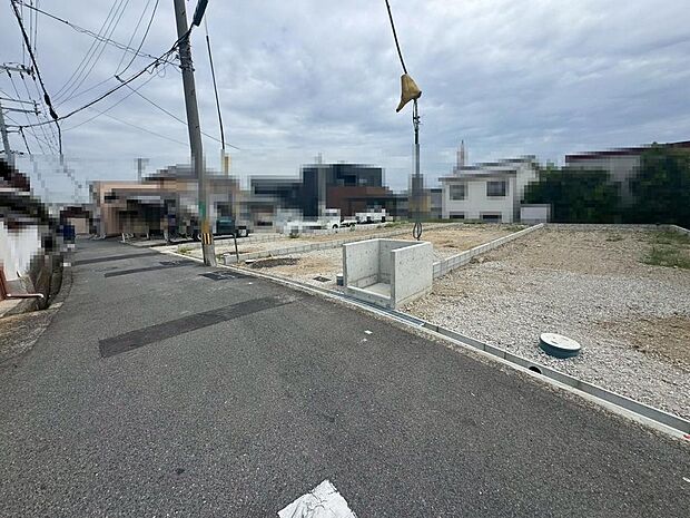 小物の収納力が高い三面鏡の洗面台です!シャワー付きなので、朝の身支度の忙しい時間に重宝しますね♪