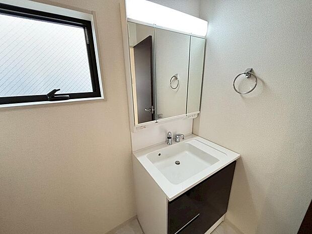 ゆとりのある洗面室ですよ♪朝の身支度もスムーズにできますね♪