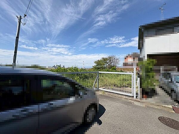 ひな壇だから西側は建物等が無くて見晴らしが良好ですよ♪