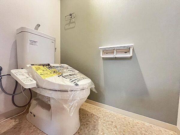 【温水洗浄便座付きトイレ】温水便座洗浄便座ですので、寒い日も温かい便座で安心して使用していただけますよ！