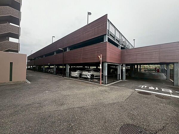 【駐車場】敷地内駐車場（月額：7000円～9000円）ございますよ！要確認！詳しくは担当までお問い合わせください！