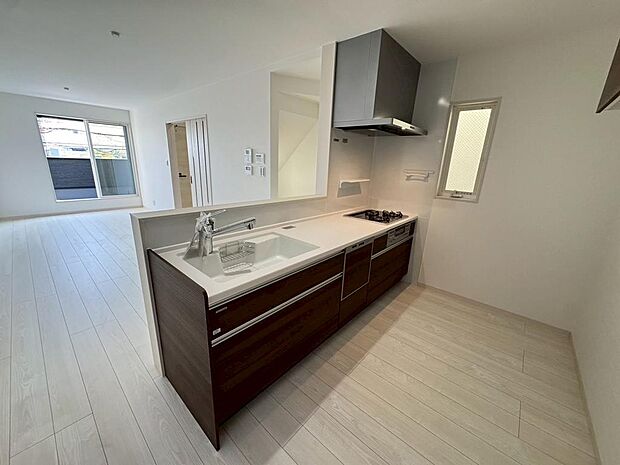 【食器洗浄乾燥機付のシステムキッチン】家族を身近に感じる対面式キッチンです！家族と会話と楽しみながら楽しくお料理できますね♪