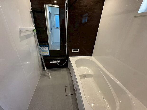 一坪以上の浴室でのびのび一日の疲れを癒して下さいね！浴室に窓が付いているので、換気ができて湿気やカビ防止になりますよ♪