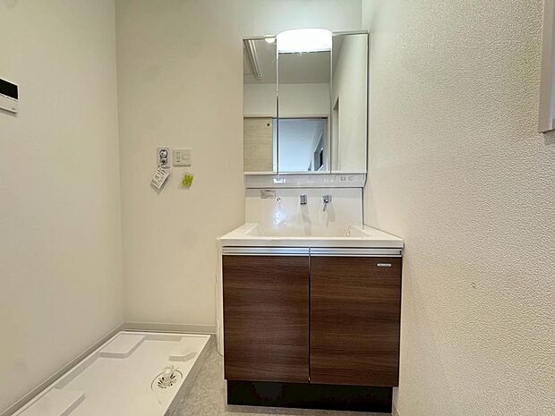 ゆとりのある洗面室ですよ♪朝の身支度もスムーズにできますね！キッチンの後ろに洗面室があるので、家事の効率も上がりますね♪