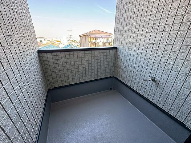 東面バルコニーですので、日当たり良好で洗濯物がよく乾きますね♪ワイドバルコニーですので、洗濯物の多い日も安心ですね！