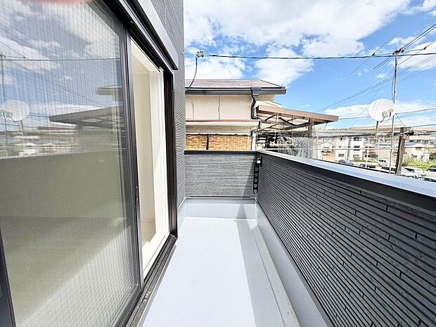 東面バルコニーですので、日当たり良好で洗濯物がよく乾きますね♪ワイドバルコニーですので、洗濯物の多い日も安心ですね!