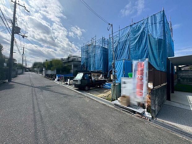 【3口コンロのシステムキッチンです】対面式を採用したキッチンですので、リビングで寛ぐご家族をいつも感じられます!会話を楽しみながら家事ができますね♪