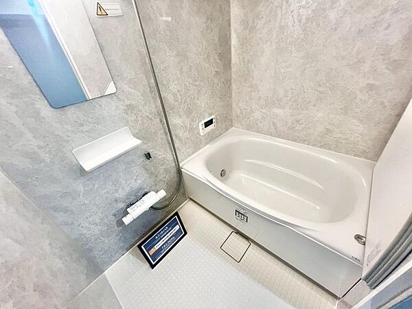 ゆったりとくつろげる綺麗な浴室ですよ！あったら嬉しい浴室乾燥機付き！雨の日でもお洗濯が出来るのはポイントですね♪