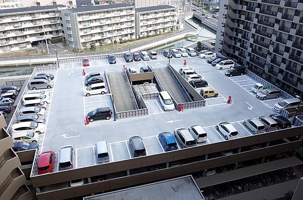 敷地内駐車場空きありますよ（月額2000円～6000円）！愛車の置き場所に困りませんね♪