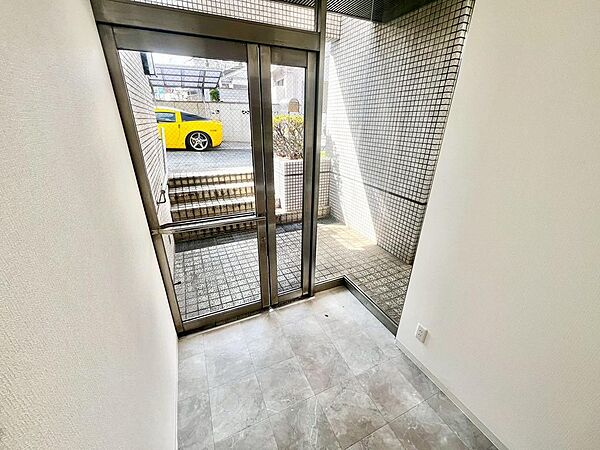 ゆとりの玄関ですよ！シューズボックス置けば、散らかりがちな玄関も片付きますね!