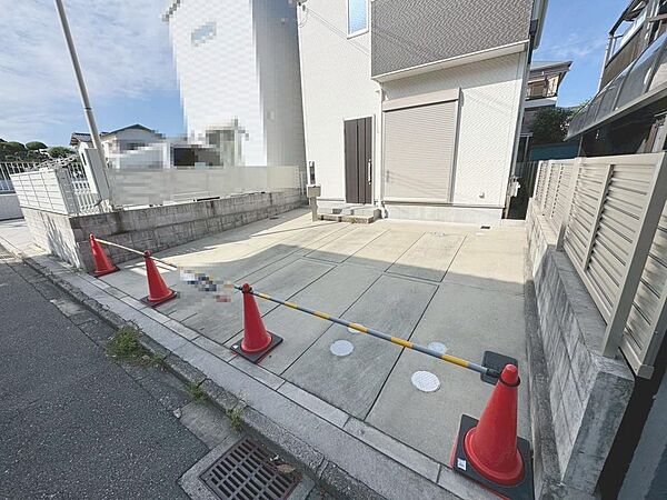 【駐車場】並列に駐車２台可能です！車の出し入れもスムーズに出来ますね♪