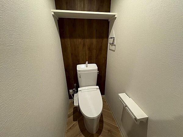 【トイレ】寒い日は特に助かる温水洗浄便座付きトイレです！棚がございますので、トイレットペーパーなどの置き場所に困らないですね♪
