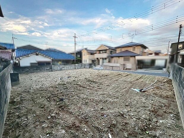 【浄水器付・3口コンロのシステムキッチンです】対面式を採用したキッチンですので、リビングで寛ぐご家族をいつも感じられます!会話を楽しみながら家事ができますね♪