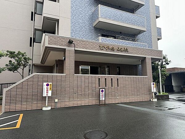 玄関にシューズボックスありますよ！玄関周りもスッキリ片付きますね♪
