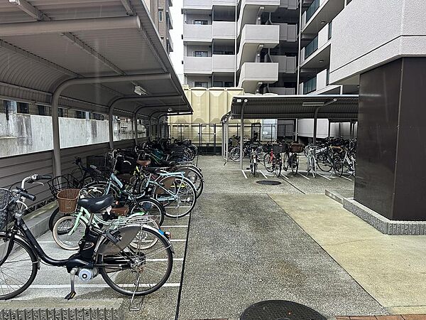 【駐輪場】屋根ございますので、雨で自転車が濡れないのは、嬉しいポイントですね！