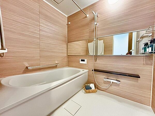 【浴室】ゆったりとくつろげる綺麗な浴室ですよ！時間短縮でシャワーだけの方も多いですが、一日の疲れを癒すため湯船に浸かれば心身ともにリラックスできますね♪