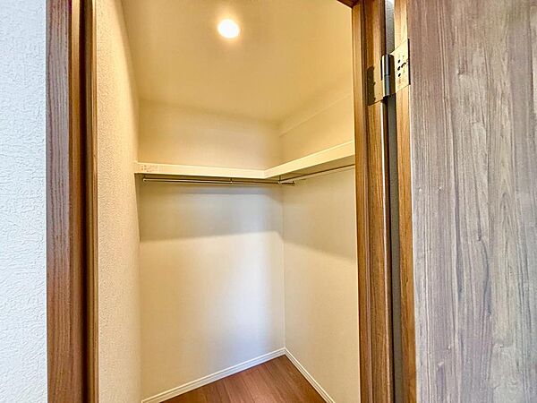 ウォークインクローゼットございます！季節の荷物やかさばる荷物やお子様の思い出の品などの収納場所に困らないですね！