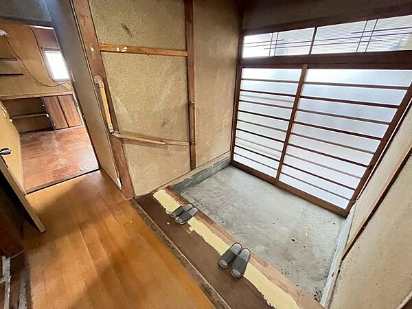 ゆとりの玄関ですよ！シューズボックス置けば、散らかりがちな玄関も片付きますね!