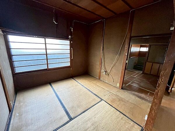 穏やかな光が差し込む室内には、穏やかな時間が流れます。休日には、落ち着いた空間で自分の趣味を楽しむのはいかがですか。