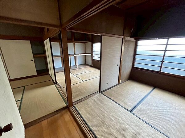 【和室】お子様と遊んだり、お客様を泊めたり、ゲストルームとしても利用できる和室♪タタミの良い香りがします♪