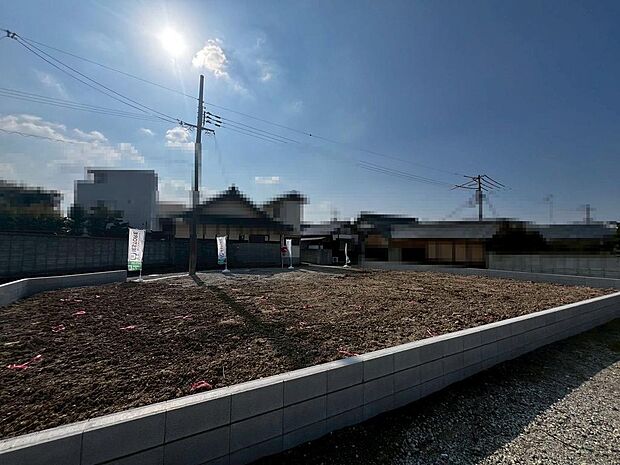 ファミリーマートまで約185ｍ！ちょっとしたお買い物に便利ですね！