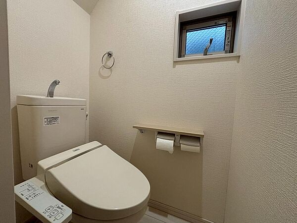 【トイレ】温水洗浄便座ですので、寒い日も温かい便座で安心して使用していただけますよ！トイレ１階と２階の２ヶ所あります♪忙しい朝や家族の多いご家庭も安心ですね！