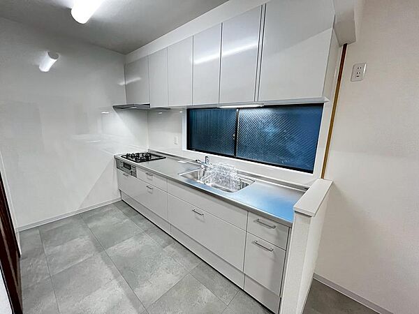 【システムキッチン新調】お料理に集中しやすい壁付けキッチンです♪キレイなキッチンで毎日のお料理も気持ち良く出来ますね！