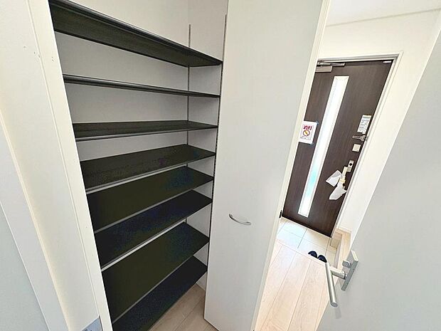 玄関にシューズボックスありますよ!玄関周りもスッキリ片付きますね♪