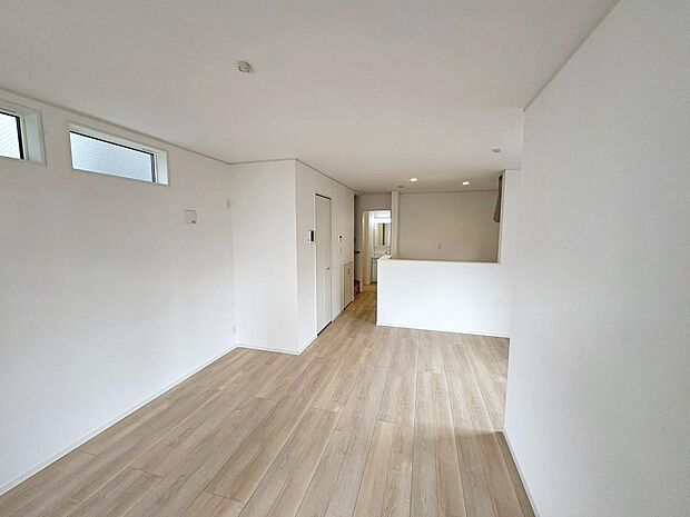 【LDK約15.7帖】大きな窓のあるリビングは、陽光あふれる明るい空間です♪居心地良く、ご家族皆がゆったり寛げる憩いの空間となりそうです♪