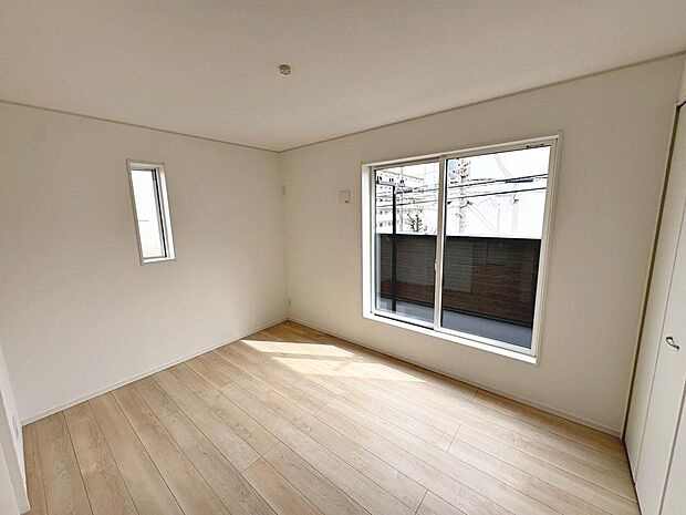 複層ガラスですので、暑い日も寒い日も室内は快適♪結露も予防出来て嬉しいですね!