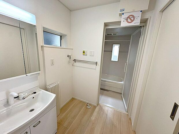 ゆとりのある洗面室ですよ♪朝の身支度もスムーズにできますね!