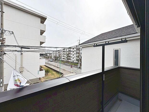 【東面や南面のバルコニー】日当たり良好で洗濯物がよく乾きますね!