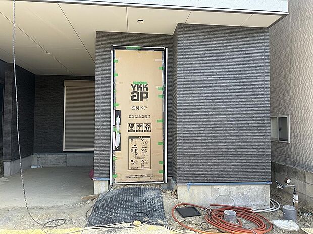 ゆとりの玄関ですよ！玄関土間ございます！靴やアウトドア用品・ベビーカーも収納出来ますよ！