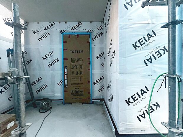 【浴室乾燥機付いてますよ!】一坪以上の浴室でのびのび一日の疲れを癒して下さいね!浴室に窓が付いているので、換気ができて湿気やカビ防止になりますよ♪