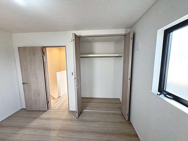 クローゼットにはハンガーパイプが付いているので、洋服も綺麗に収納できますね！