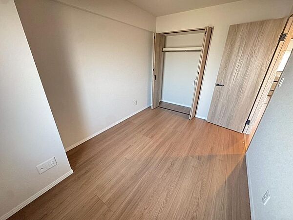 【クローゼット】お部屋を広く利用するために必須なクローゼットが全室付いています♪もちろんお荷物を収納されても良しの勝手の良いクローゼットは嬉しいですね♪