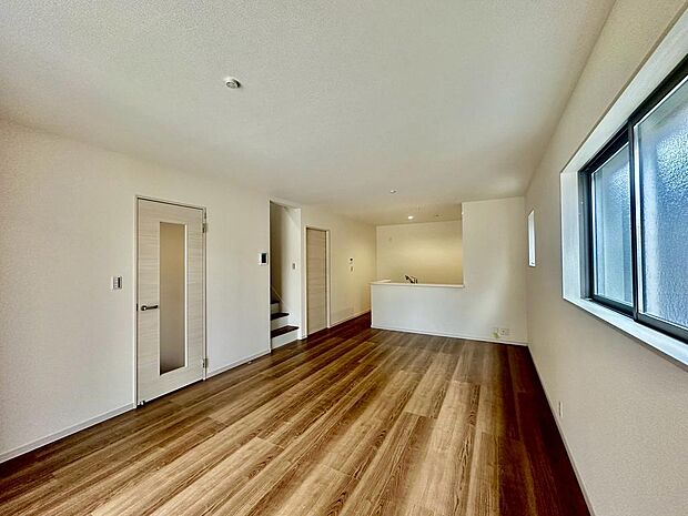 【LDK約18帖】大きな窓のあるリビングは、陽光あふれる明るい空間です♪居心地良く、ご家族皆がゆったり寛げる憩いの空間となりそうです♪