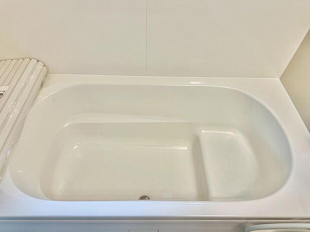 【浴室乾燥機付いてます】一坪以上の浴室でのびのび一日の疲れを癒して下さいね!浴室に窓が付いているので、換気ができて湿気やカビ防止になりますよ♪