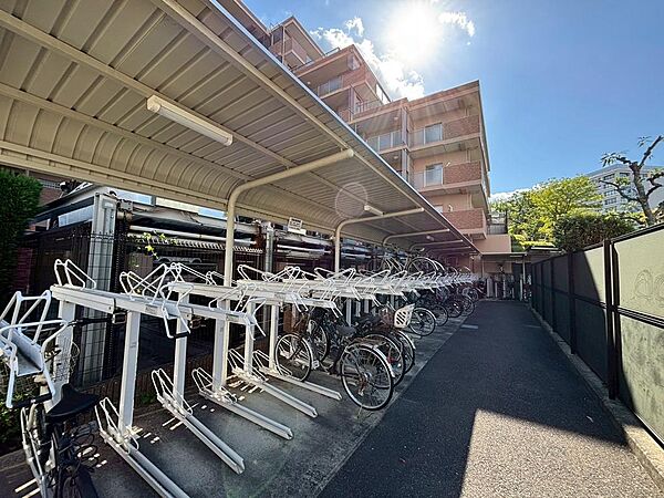 駐輪場に屋根があるので、雨の日に自転車が濡れにくく嬉しいですね！