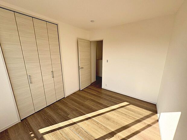 【全室収納有】お部屋を広く利用するために必須なクローゼットが全室付いています♪もちろんお荷物を収納されても良しの勝手の良いクローゼットは嬉しいですね♪