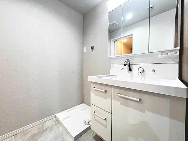 【洗面台新調】シャワー付きなので、朝の身支度の忙しい時間に重宝しますね♪
