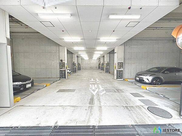 【駐車場】敷地内駐車場（月額：11000円～15000円）ございますよ！要確認！詳しくは担当までお問い合わせください！