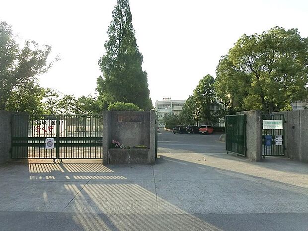 富秋中学校まで徒歩９分