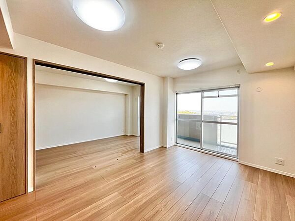【ＬＤＫ約１２．７.帖】大きな窓のあるリビングは、陽光あふれる明るい空間です♪居心地良く、ご家族皆がゆったり寛げる憩いの空間となりそうです♪