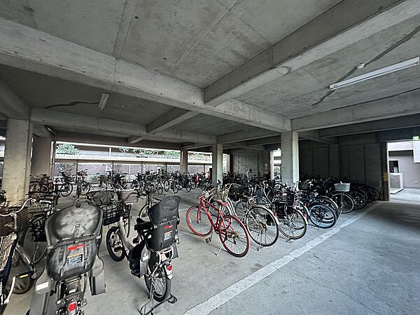【駐輪場】屋根ございますので、雨で自転車が濡れないのは、嬉しいポイントですね！