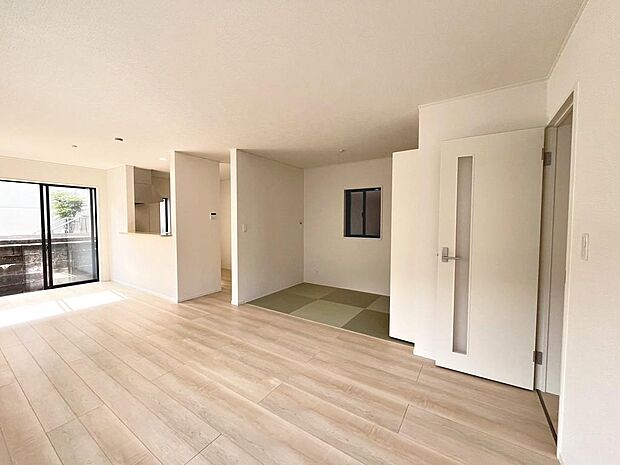 LDK約21帖(タタミコーナー3帖含む)!2面採光の明るくゆとりのあるリビングは家族が自然に集まる空間になりますね♪タタミコーナーがあるので、お子様のお昼寝スペースにも良いですね♪