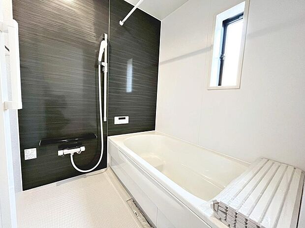 【浴室乾燥機付きです】一坪以上の浴室でのびのび一日の疲れを癒して下さいね!浴室に窓が付いているので、換気ができて湿気やカビ防止になりますよ♪