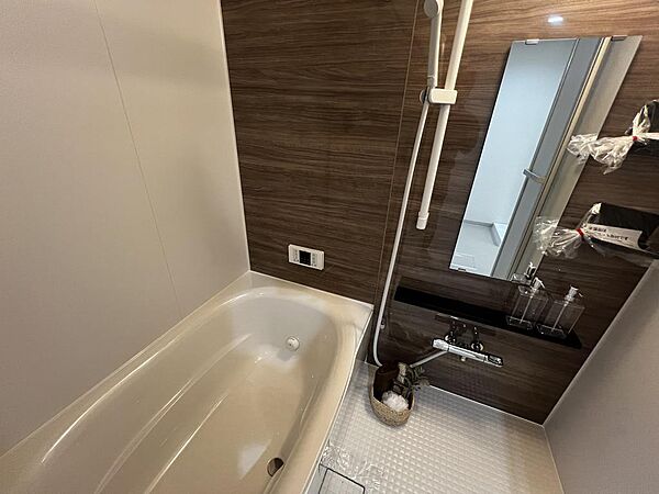 ゆったりとくつろげる綺麗な浴室ですよ！時間短縮でシャワーだけの方も多いですが、一日の疲れを癒すため湯船に浸かれば心身ともにリラックスできますね♪